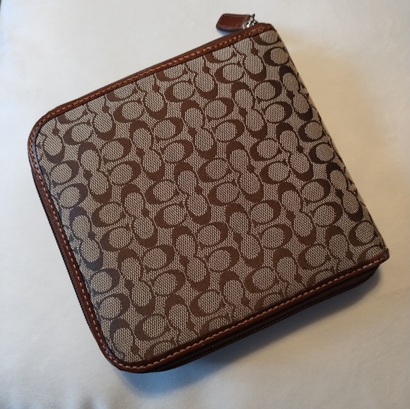 💿 Coach Case - Picture 12 of 12